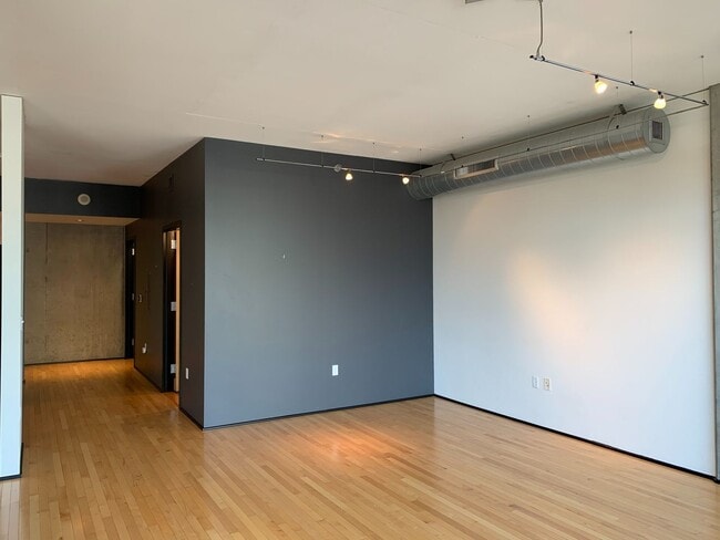 Building Photo - Gorgeous Condo Available at the Elizabeth ...