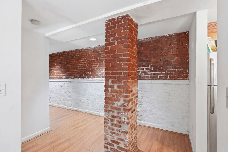 Building Photo - 102 Gainsborough St
