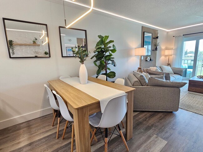 Building Photo - Gorgeous Seasonal Short-Term 2 Bedroom 2 Bathroom 2nd Floor Condo with Golf Transfer at Farmingto...