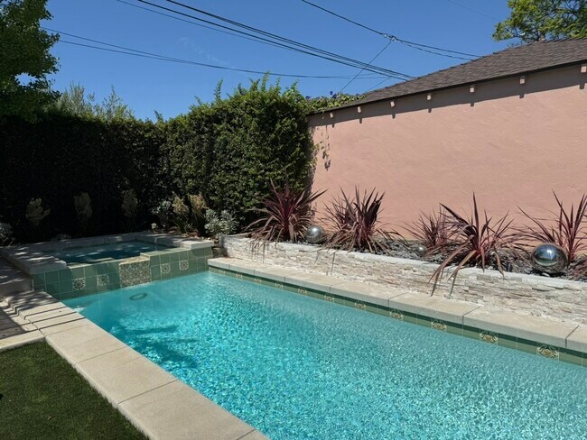 Building Photo - 8507 Croydon Ave