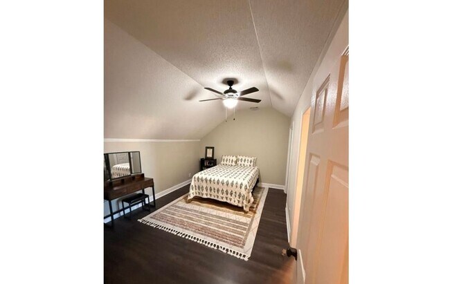 Building Photo - 3 Bed 2.5 Bath Single-Family Home