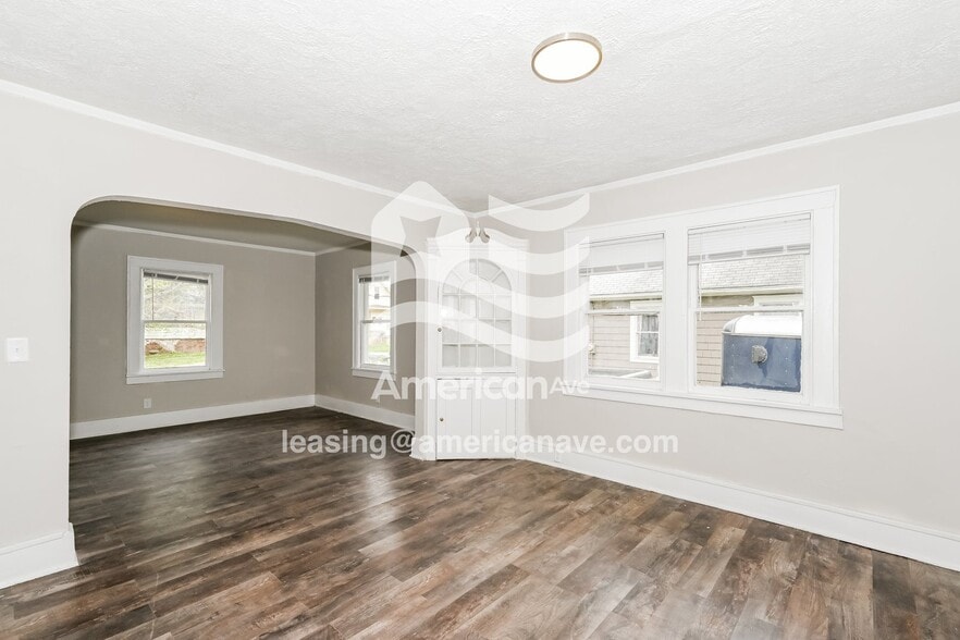 Building Photo - 2114 W Callender Ave