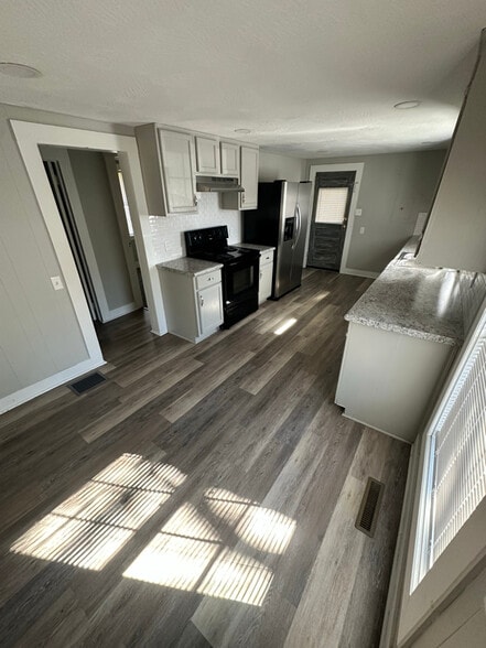 Building Photo - 217 W Logan St