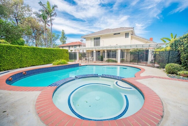 Building Photo - Rose Hills