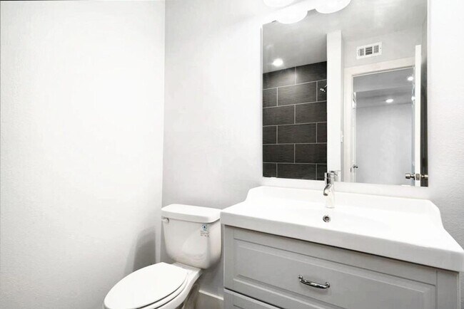 Building Photo - Spacious 2-Bed, 2-Bath First Floor Apartme...