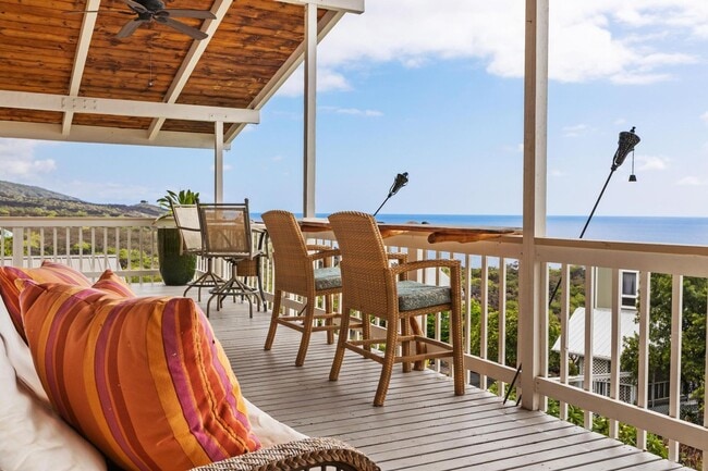 Building Photo - Captain Cook Home – 3 Bed, 2 Bath + Bonus Room! Fully Furnished with Solar Power