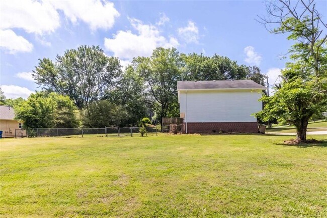 Building Photo - 2250 Ridge Forest Dr