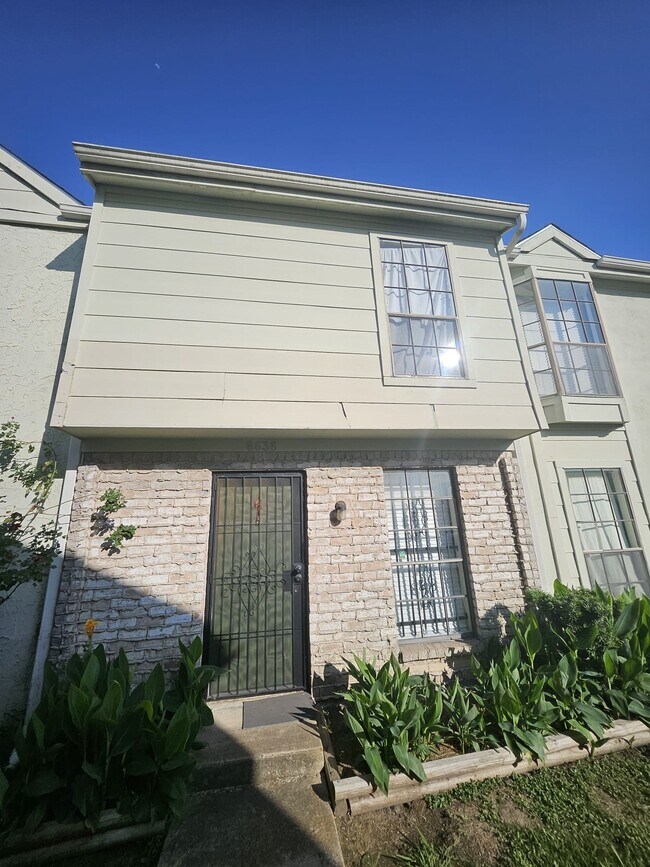 Building Photo - 8636 Village of Fondren