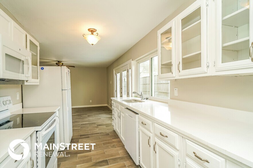 Building Photo - 8913 Vernon Dr