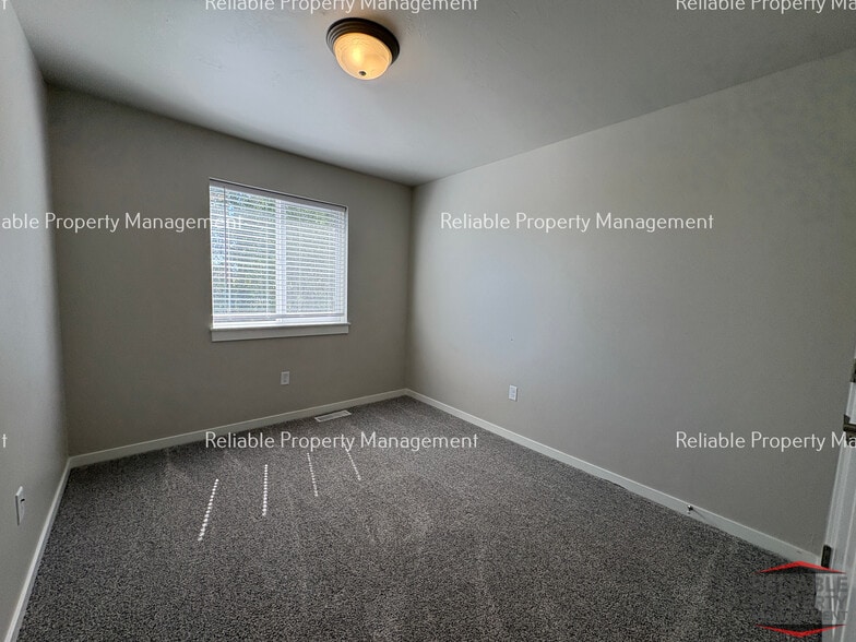 Building Photo - 2015 Lawrence Ln