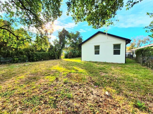 Building Photo - 3304 E North Bay St