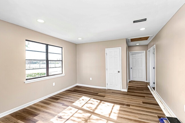 Building Photo - 381 Mills Ave