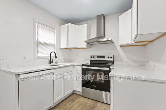 Building Photo - 3120 Matipan Ave