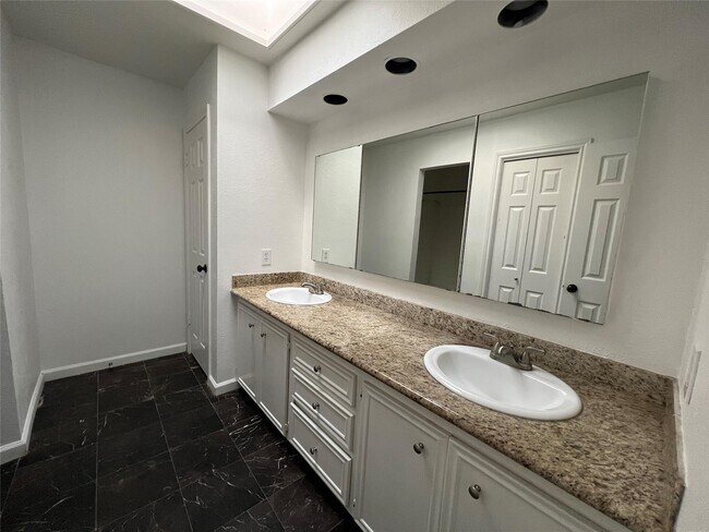 Building Photo - 15115 Corona Del Mar Dr