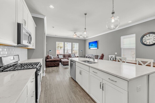 Building Photo - Charming Partially Furnished 3BR/2.5BA Home in the Heart of Park Circle — Available for Quick Mov...