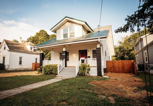 Building Photo - Stunning single family home near MSU campu...