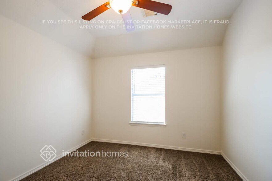 Building Photo - 9203 Hidden Lake E Dr