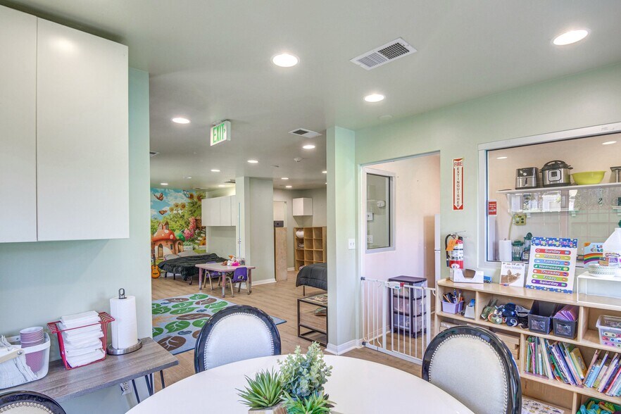Building Photo - 3863 Broadlawn Dr