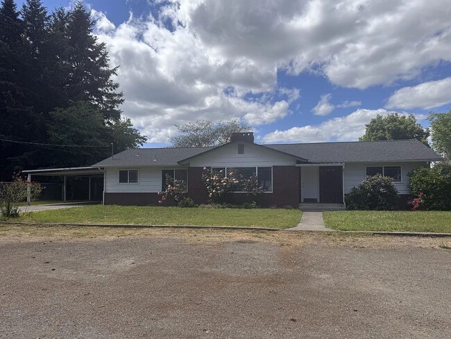 Building Photo - "Charming 3-Bedroom Retreat with Cozy Fireplace in Winston - 1,839 Sq Ft of Comfort!"