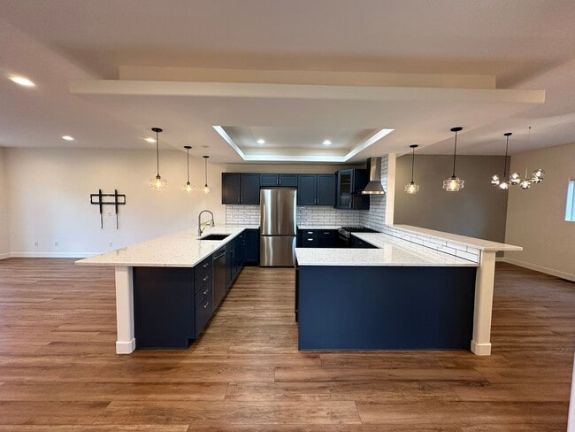 Building Photo - Application Pending - 3 Bedroom Townhouse For Rent In Hood River