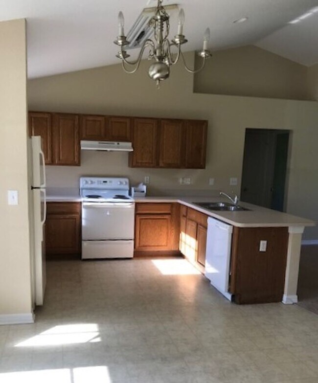 Building Photo - 3,2,2 With Great Room