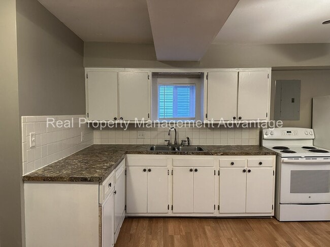 Building Photo - Cute Three-Bedroom with Large Deck!
