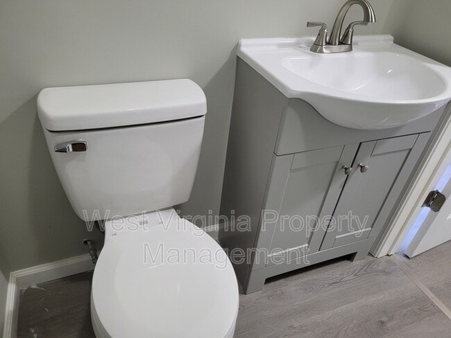 Building Photo - 200 Lewis St