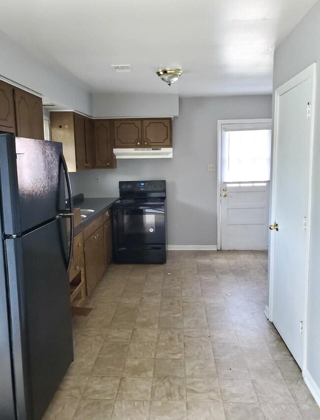 Building Photo - 3760 Red River Dr