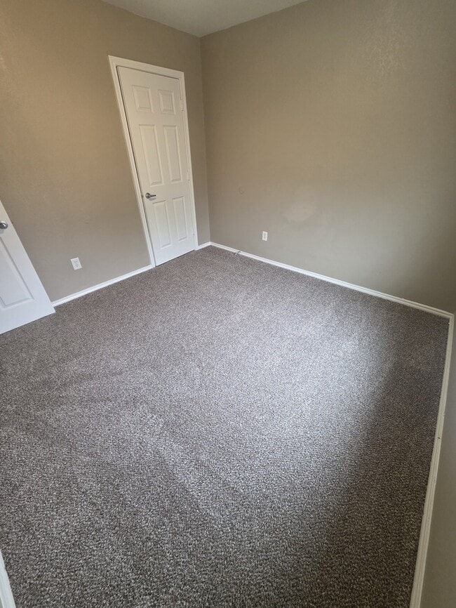 Building Photo - 3 bed 2 bath home