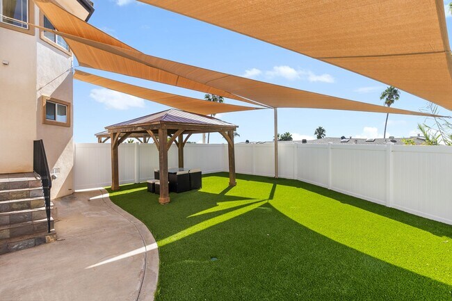 Building Photo - Spacious 7-Bedroom Home with Ocean Views i...