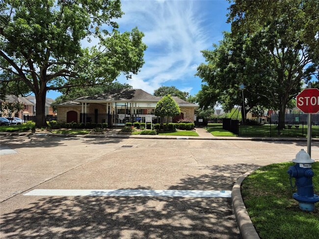 Building Photo - 10305 Briar Forest Dr