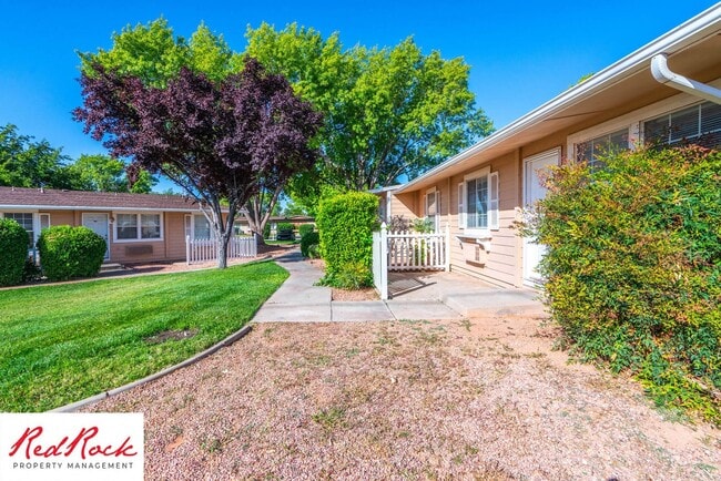 Building Photo - Charming 2 Bed / 1 Bath Apartment in a Prime Location