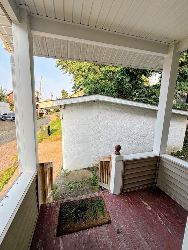Building Photo - Beautiful 3 bedroom home on corner lot with garage - Canton NW