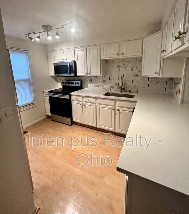 Building Photo - 2071 Stratford Ct