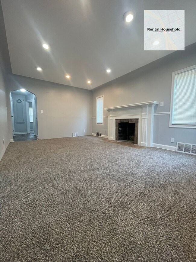 Building Photo - Stunning Renovated 3-Bedroom Bungalow-Move In Ready!!!