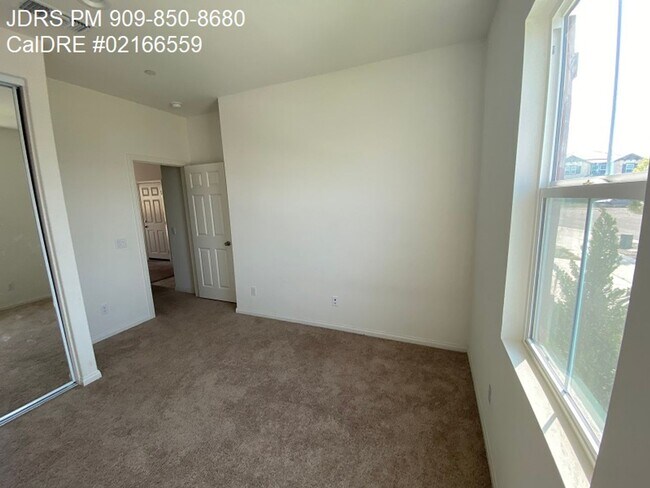 Building Photo - Ontario 4 Bedroom Home