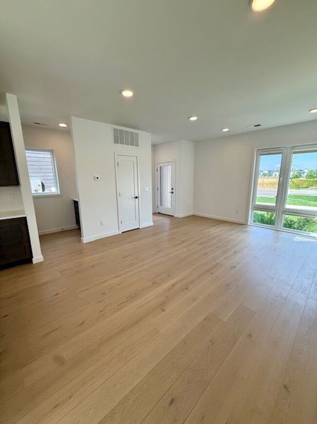 Building Photo - Single Family HOME with 3 Bedrooms 2 1/2 Bathrooms - Where Mountains meet you at upscale living!