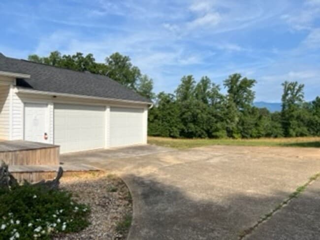 Building Photo - Old Fort Rental