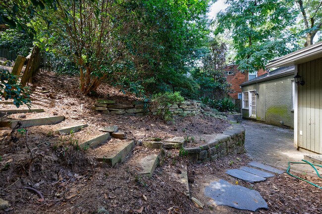 Building Photo - 2311 Pembrook Pl NE