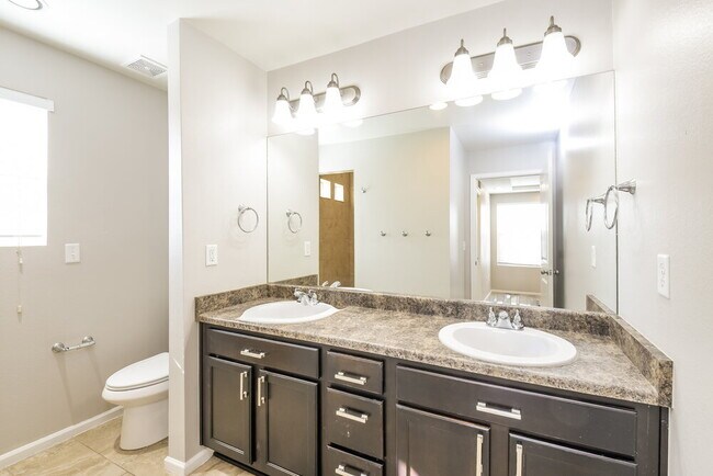 Building Photo - 10558 Worchester St