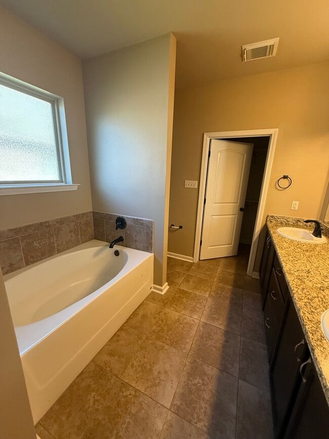 Building Photo - New Lake Front Home in Magnolia Lakes off Burbank Near Staring