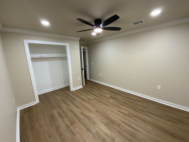 Building Photo - 1812 Sanford Dr