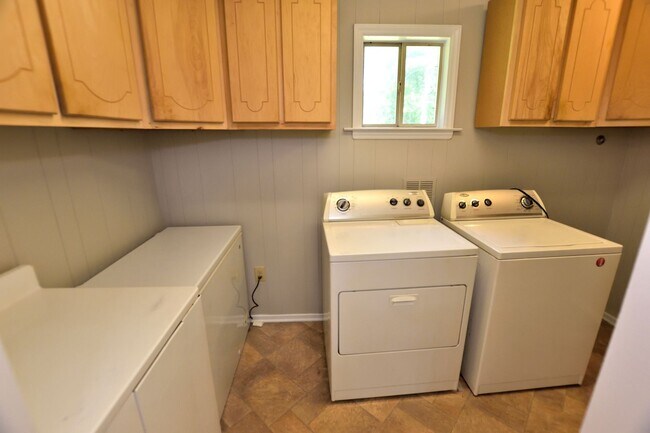 Building Photo - 626 Woodland Ave