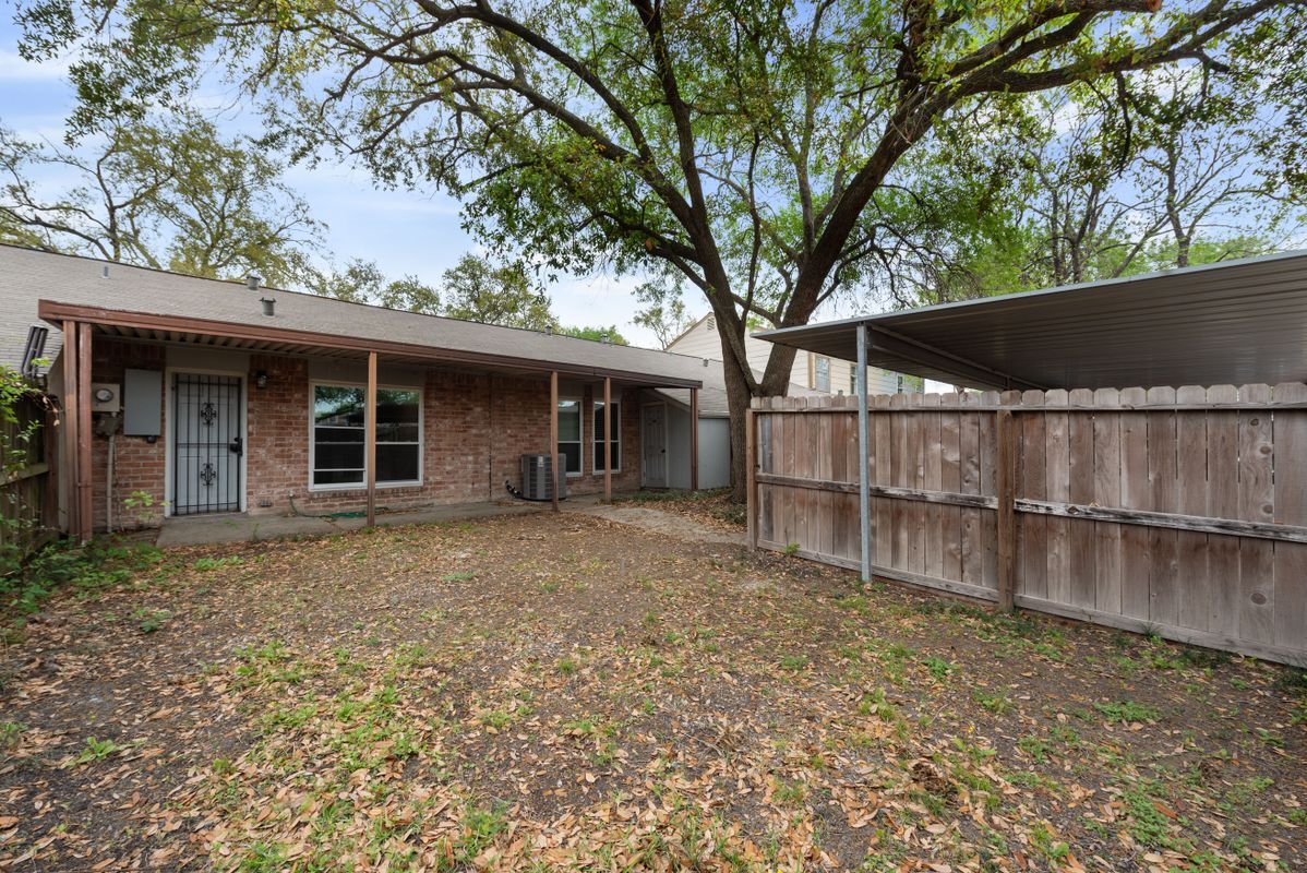 Building Photo - 11805 Southlake Dr