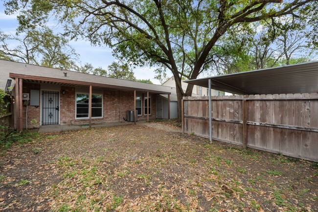 Building Photo - 11805 Southlake Dr