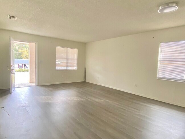 Building Photo - 3715 Bluff Ln