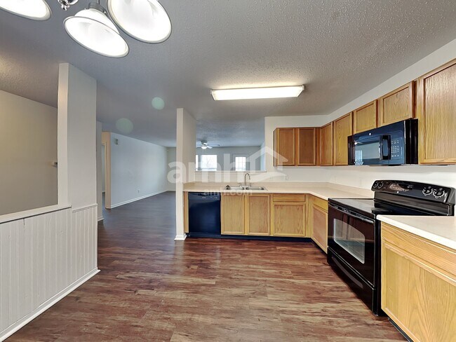 Building Photo - 527 Bourneside Dr