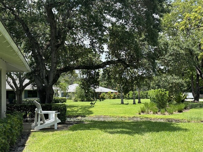 Building Photo - 216 Club Dr