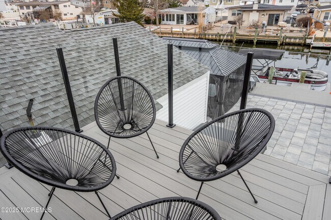 Building Photo - 320 Silver Lagoon Dr