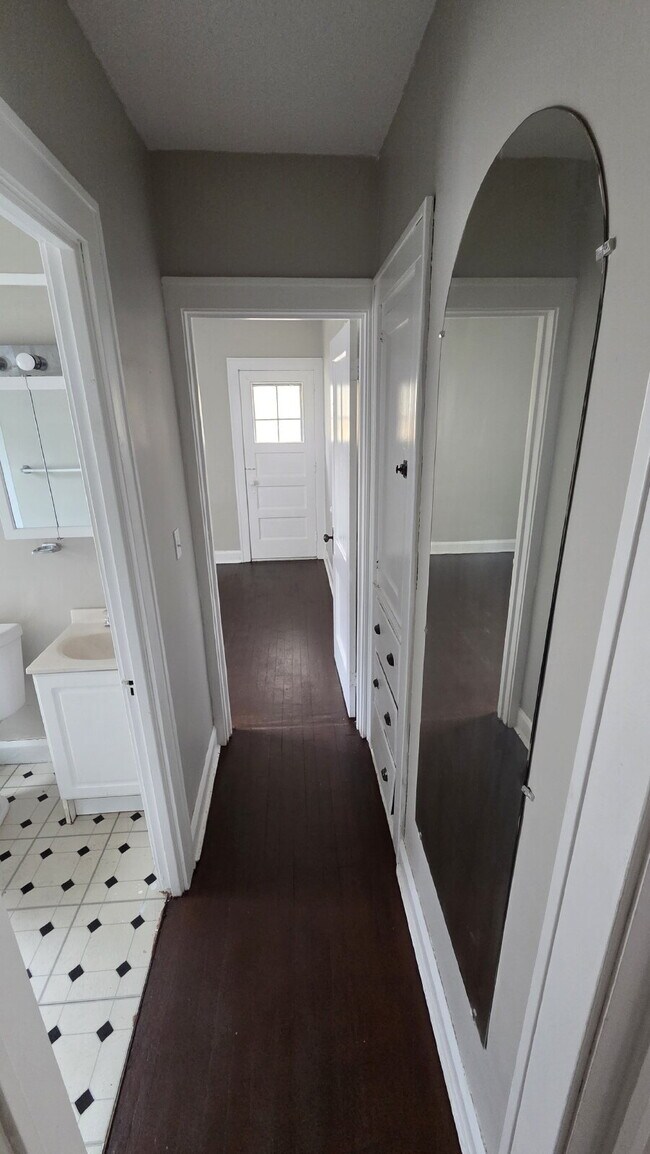 Building Photo - "COMING SOON: 2-Bedroom Duplex with 1026 Sq Ft in Cleveland!"